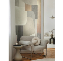 Salon avec fauteuil, table d'appoint et papier peint géométrique