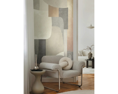 Salon avec fauteuil, table d'appoint et papier peint géométrique