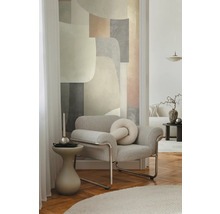 Salon avec fauteuil, table d'appoint et œuvre d'art murale abstraite pour un intérieur élégant