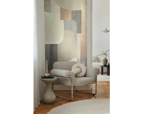 Salon avec fauteuil, table d'appoint et œuvre d'art murale abstraite pour un intérieur élégant