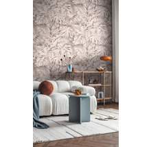 Salon avec papier peint à motifs, canapé, table d'appoint et étagère