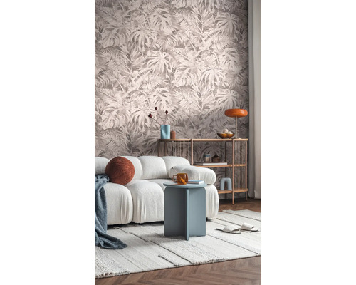 Salon avec papier peint à motifs, canapé, table d'appoint et étagère