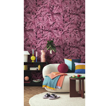 Salon décoratif avec papier peint à motifs, canapé et table d'appoint.