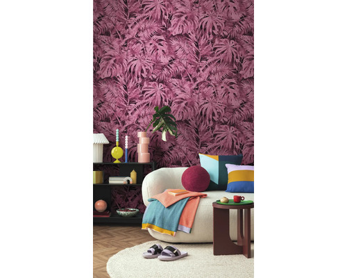 Salon décoratif avec papier peint à motifs, canapé et table d'appoint.