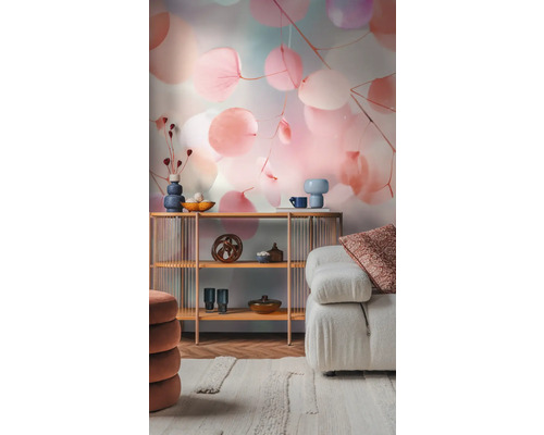 Salon avec étagère, décorations et papier peint photo