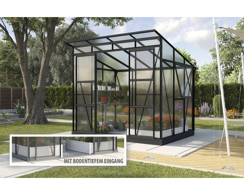 Gewächshaus mit Pflanzenregal im Garten