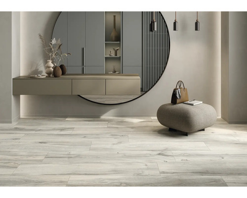 Intérieur élégant avec miroir, console, tabouret et carrelage imitation bois