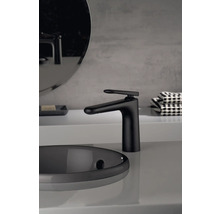 Modernes Badezimmer mit schwarzem Waschtischmischer und Aufsatzwaschbecken