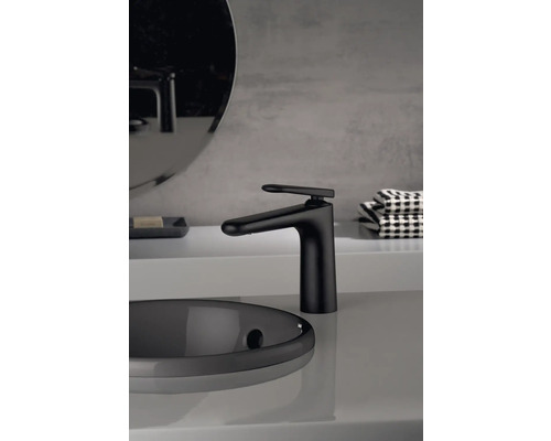 Modernes Badezimmer mit schwarzem Waschtischmischer und Aufsatzwaschbecken