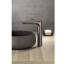 Waschtischarmatur neben einem Aufsatzwaschbecken auf einer Holzoberfläche