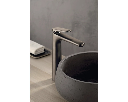 Waschbeckenarmatur neben einem Betonwaschbecken