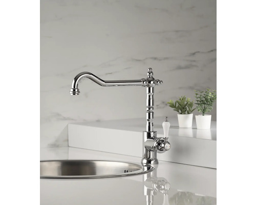 Robinet de cuisine à col de cygne sur un évier de cuisine