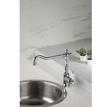 Robinet de cuisine chromé avec évier et décoration