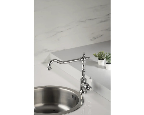 Robinet de cuisine chromé avec évier et décoration