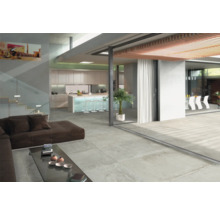 Espace de vie lumineux avec carrelage au sol, cuisine, salon et salle à manger.