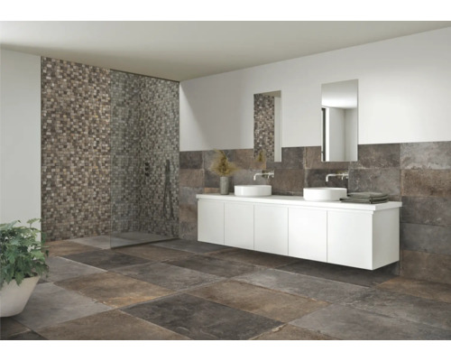 Salle de bain lumineuse avec douche, lavabos et carrelage