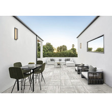 Terrasse mit Gartenmöbeln und Beleuchtung für den Außenbereich.