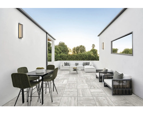 Terrasse mit Gartenmöbeln und Beleuchtung für den Außenbereich.