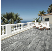 Terrasse mit Steinplatten, Geländer und Liegestühlen