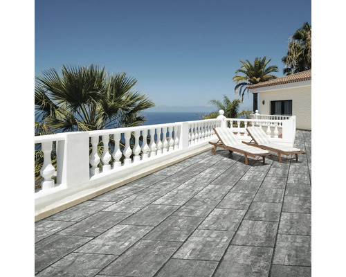 Terrasse mit Steinplatten, Geländer und Liegestühlen