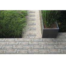 Gartenweg mit Pflastersteinen, Zierkies und Pflanzgefäßen