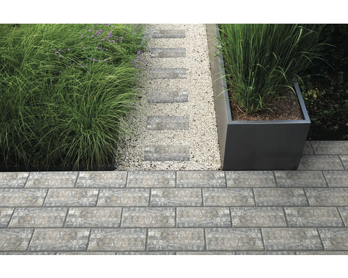 Gartenweg mit Pflastersteinen, Zierkies und Pflanzgefäßen