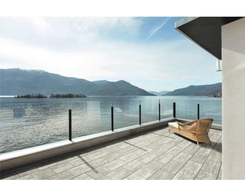 Terrasse mit Glasgeländer und Blick auf den See
