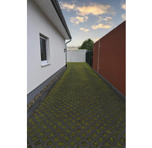 Einfahrt mit Rasengittersteinen zwischen Haus und Garage