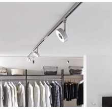 Deckenmontierte Lichtleiste mit mehreren Strahlern in einem begehbaren Kleiderschrank