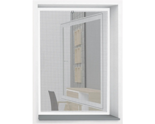 Moustiquaire devant une fenêtre donnant sur une salle de bains.