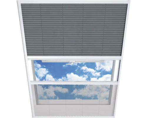 Dachfenster mit Plissee-Rollo, teilweise geöffnet