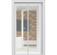 Porte ouverte dans une pièce lumineuse