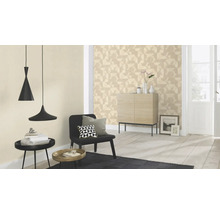 Salon avec papier peint géométrique, suspensions et meubles en bois pour une ambiance lumineuse et organisée.