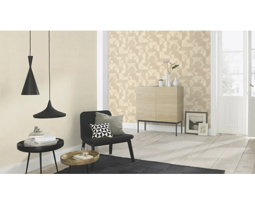 Salon avec papier peint géométrique, suspensions et meubles en bois pour une ambiance lumineuse et organisée.