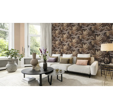 Salon avec canapé, table basse et papier peint décoratif jungle