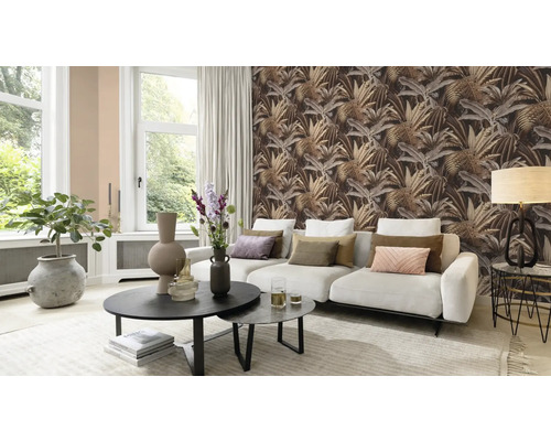 Salon avec canapé, table basse et papier peint décoratif jungle