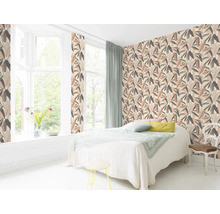 Helles Schlafzimmer mit gemusterter Tapete, Fenster und Bett