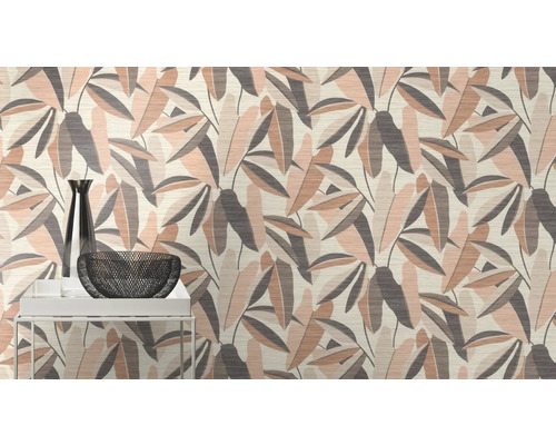 Dekorative Tapete mit Blättermuster im Interieur