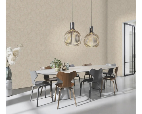 Salle à manger avec table, chaises et papier peint à motifs