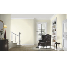 Helles Wohnzimmer mit Sessel, Bücherregal und Treppe