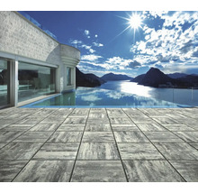 Terrasse mit Betonpflastersteinen, Pool und Seeblick