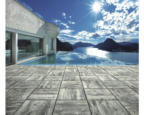 Terrasse mit Betonpflastersteinen, Pool und Seeblick