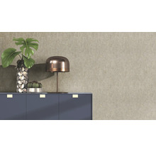Scène d'intérieur décorative avec commode, lampe et plantes