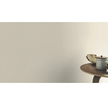 Décoration murale avec décoration sur une table en bois