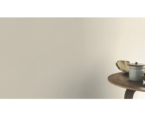 Wandgestaltung mit Dekoration auf einem Holztisch