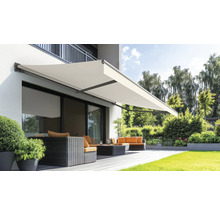 Terrasse avec store de protection solaire et mobilier de jardin