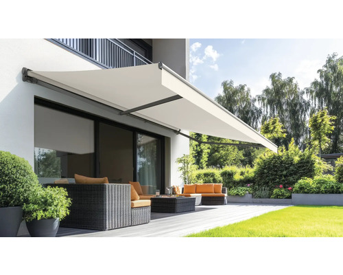 Terrasse avec store de protection solaire et mobilier de jardin