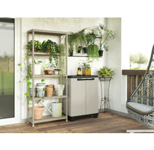 Terrassenszene mit Pflanzenregal, Pflanzschrank und Dekoration