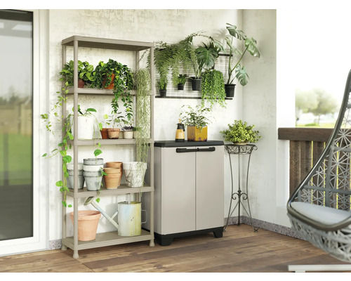 Terrassenszene mit Pflanzenregal, Pflanzschrank und Dekoration