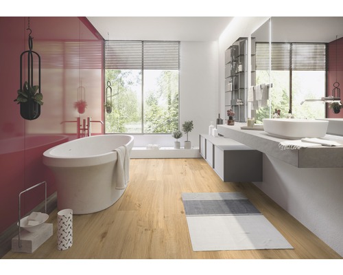 Salle de bains moderne avec baignoire îlot, lavabo et plancher en bois